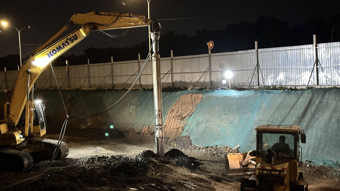 Dispositivo de vibroflotação BVEM 2600 com velocidade de rotação de 2600 rpm, montado em escavadeira, compartilhando o sistema de energia hidráulica