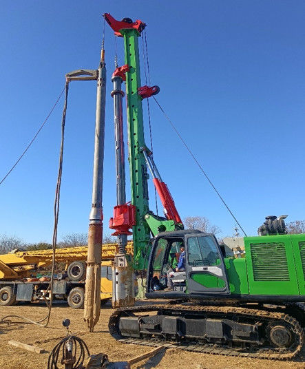 Dispositivo de vibroflotação BVEM 2600 com velocidade de rotação de 2600 rpm, montado em escavadeira, compartilhando o sistema de energia hidráulica